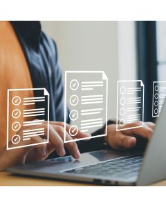 Mann sitzt vor Laptop und hat digitale Dokumente geöffnet