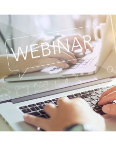 Mann sitzt vor einem Laptop auf welchem WEBINAR steht