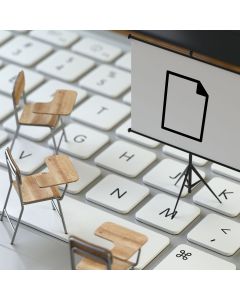 Bild von einer Tastatur mit drei St&uuml;hlen und einem Flipchart in Miniaturgr&ouml;&szlig;e
