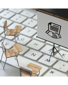 Bild von einer Tastatur mit drei St&uuml;hlen und einem Flipchart in Miniaturgr&ouml;&szlig;e