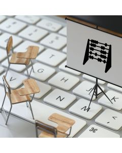 Bild von einer Tastatur mit drei St&uuml;hlen und einem Flipchart in Miniaturgr&ouml;&szlig;e