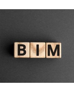 Drei Holzw&uuml;rfel mit dem Wort BIM auf grauem Hintergrund