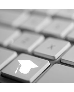 Nahaufnahme einer Tastatur mit einem Symbol eines Absolventenhutes auf einer Taste