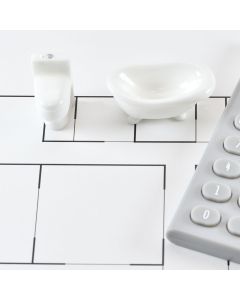 WC und Badewanne auf einem Haustechnik-Plan mit einem Taschenrechner daneben